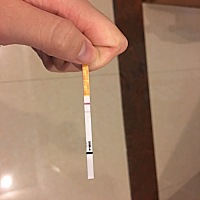 11月9号来月经，目前已经推迟两天没来。今晚一测，验出这样？怀孕可能性大不？