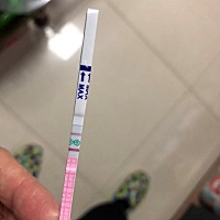 昨晚九点测成这样，刚才有像蛋液白带流出，试纸转弱了些。。。
