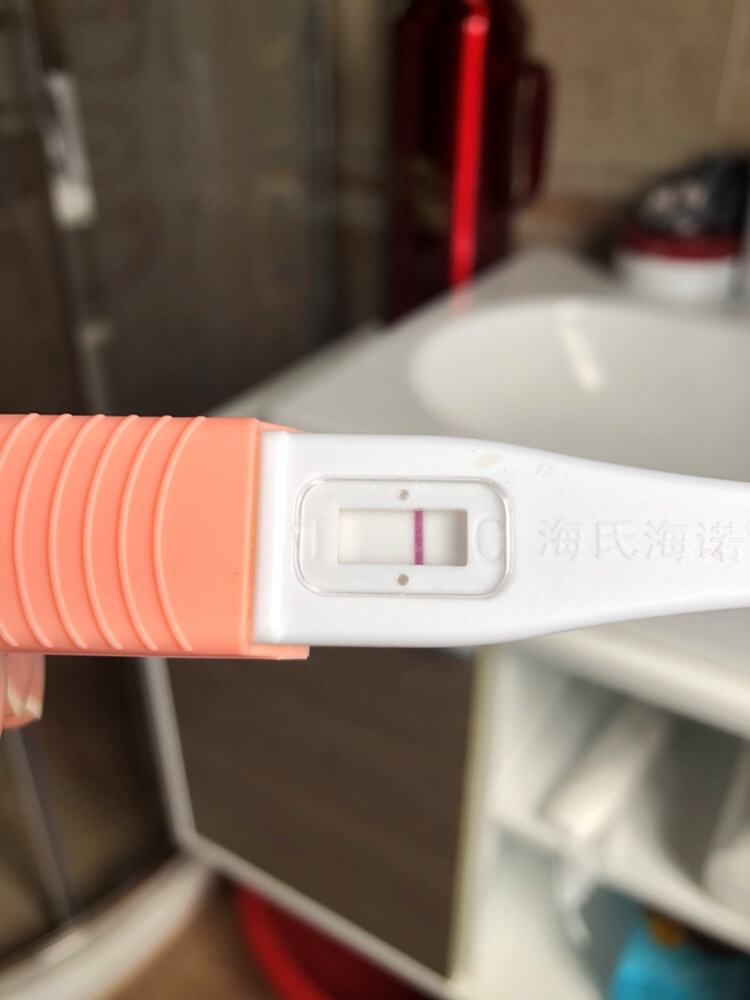 还没到大姨妈时间 测着玩，请问有没有仙女告诉我是什么情况？？？ 另外一条线好像很淡很淡 似有似无