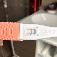 还没到大姨妈时间 测着玩，请问有没有仙女告诉我是什么情况？？？ 另外一条线好像很淡很淡 似有似无