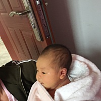 婴儿耳朵有点卷张不开，二十天了，以后会不会