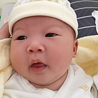 我家宝宝每次吃奶都是吃一会儿就睡了 睡一会儿又醒 没试过一次吃到饱的 挤出来用奶瓶喂才会吃饱 你们的...