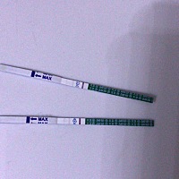 月经推迟了3天了，前几天有来大姨妈的症状（胸，肚子都胀痛）试纸测试了两天都是很微弱的线、不知道是不...