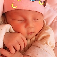 十四天的宝宝黑白颠倒了怎么改正呀，白天睡一天晚上不乐意睡觉，一晚上自己只能睡那么几个小时，有点心累