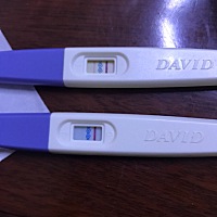 我例假已经推迟六七天了，昨晚测了一次两条杠，第二条很浅，然后今天下午又测了一次就只有一条杠了，这...