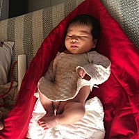 各位宝妈们，咨询一下，宝宝身上蜕皮，可以抹宝宝霜吗？感觉他身上好干啊