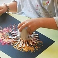 游戏？画画？一起感受吧！ 婴幼儿的绘画活动，更多的时候就是游戏，甚至不需要准备各种绘画工具，身边随...