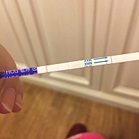 各位准妈妈们帮我看看 这是怀上了吗？这个是刚刚测的。  明天早上我会在测一次  这是还有一条浅浅的红线