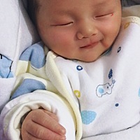 没孕期反应，能吃能喝，肚子也很尖，都有人都说是男孩。我自己就感觉是女孩，果然妈妈的直觉很准