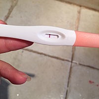 一张是昨天早上验的，看的不是特别明显，一张今天早上验的已经可以看的明显了，这种情况应该是确认无疑...