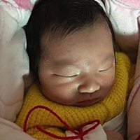 看到儿子吐奶，眼睛控制不住的掉下来