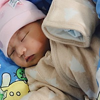 看着宝贝。一切都值得！感觉好幸福！这两天累坏她爸爸了！