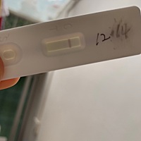 月经推迟8天了，今天验的，感觉透过光能看到第2条，大家帮我看看这是有了吗