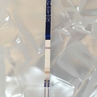 大家帮我看下中间那条杠子是怀孕了吗？怎么看这不像呢，然后再试就没有杠子了。