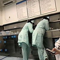 人好多，累了趴着耍会儿手机