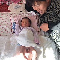 我家宝宝7天了就哭了两天平时天天吃了就睡、睡醒就自己玩基本不哭是不是不正常啊、别人家宝宝都会哭闹我...