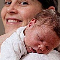 婴儿拍嗝的保健方法 新生儿容易吐奶的原因在于他们的胃部和喉部还没有发育成熟。新生儿的胃部，从正...