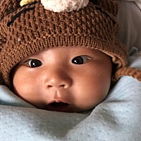 今天百天了，老人家都说百天后就好带了，我这个晚上还是哭到天亮，两个人抱都好累😤