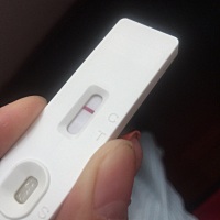 这是有还是没有？下面的暗暗水印是每个验孕棒都有吗？还是怀孕了天数少测出来才这样的？求经历过的人帮...