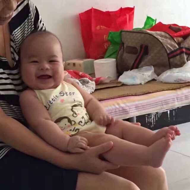 六六快两岁了，一直以来都很少生病。带过他的人读说性格很好，讨人喜欢很好带。
     当妈的我在怀他时每逢初一十五都去东山寺里烧香拜佛供花供果吃斋。供花求了他相貌端庄。 
      以及在怀他时有念《地藏菩萨本愿经》，将功德回向给腹里娃娃，求他福德圆满，智慧圆满，安乐易养。因为《地藏菩萨本愿经》里第六章就说到：若未来世中，阎浮提内，刹利、婆罗门、长者、居士、一切人等，及异姓种族，有新产者，或男或女，七日之中，早与读诵此不可思议经典，更为念菩萨名，可满万遍。是新生子，或男或女，宿有殃报，便得解脱，安乐易养，寿命增长。若是承福生者，转增安乐，及与寿命。 
       六六生出来比我和他爸的相貌都更端庄。也正如佛经上所说安乐易养。        就此决定如果生二胎，继续念经回向胎儿。