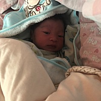 宝宝在快38周就出来了，整个孕期胖了35斤，宝宝出生才5.1斤，孕期都是男孩子的表现，生的是小公主，