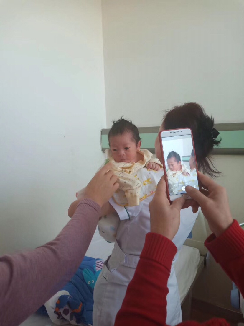 这是出生不到24小时拍的