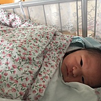 37周+5天卸货6.2斤男宝宝，提前了半个月。剖腹产简直要我的命，生的时候一样很痛，生完缝针更痛，生...