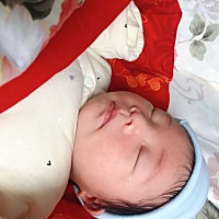 宝宝半个月啦。都说像两三个月的 是不是头发太长了 ！