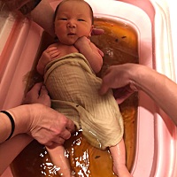 宝宝出生十天了 今天用艾草 熬水 洗了澡  应该可以吧