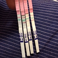 姐妹们问下浅的那根是刚刚测的后三根是中午下午晚上测的是不是已经排卵完了？我今天中午一测出来也安排...