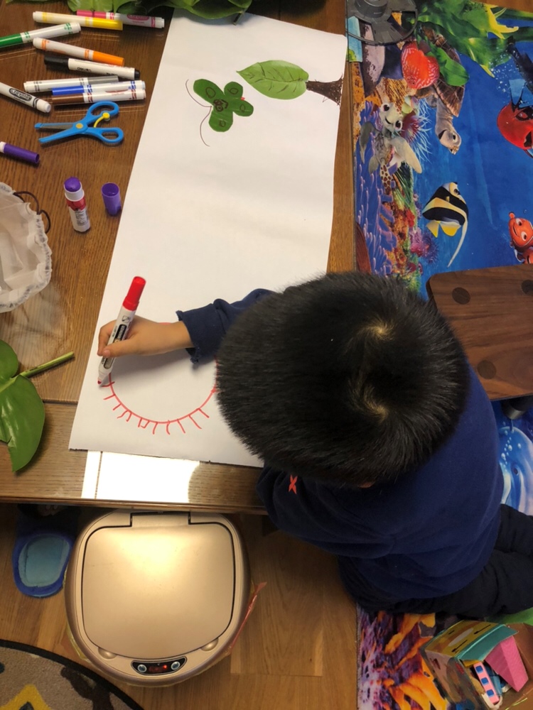 画太阳。太阳用盖子画的轮廓