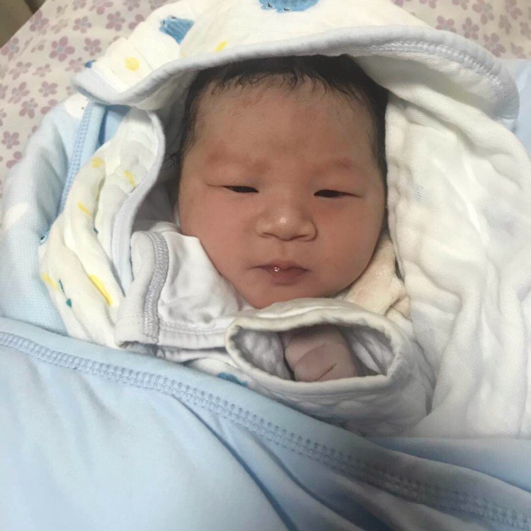 说说孕期症状：怀孕前期没有孕吐，但是看见油腻的东西会恶心，不喜欢吃肉，看唐筛胎心双顶径结果都不准，每次B胎心率都很高，140-160，肚子后壁但是显怀，肚子尖长毛毛，到生走路都带风，行动便利，十个人看见九个人都说是男宝，祝各位宝妈要男得男，要女得女