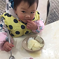 宝贝吃饭用手抓 z