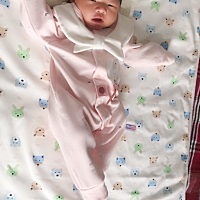 我们出生9天了，叔叔阿姨都夸我头发好好！虽然我是小眼睛！