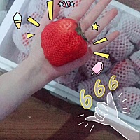 好吃好看的大草莓～～ 红色的！！！哈哈哈 沾沾喜气.你！！ 姐妹们都沾一沾喜气。