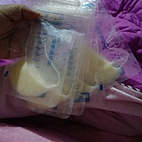 宝宝早产8个月早产，第9天了，现在体重4斤，还在保温箱，每天送母乳给宝宝！医生说宝宝每次吃完母乳都涨...