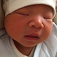 宝宝出生八天了，第4天才有眼睛下面这点红的，是怎么了哦，有哪位宝妈带宝宝的时候出现过类似的情况吗？