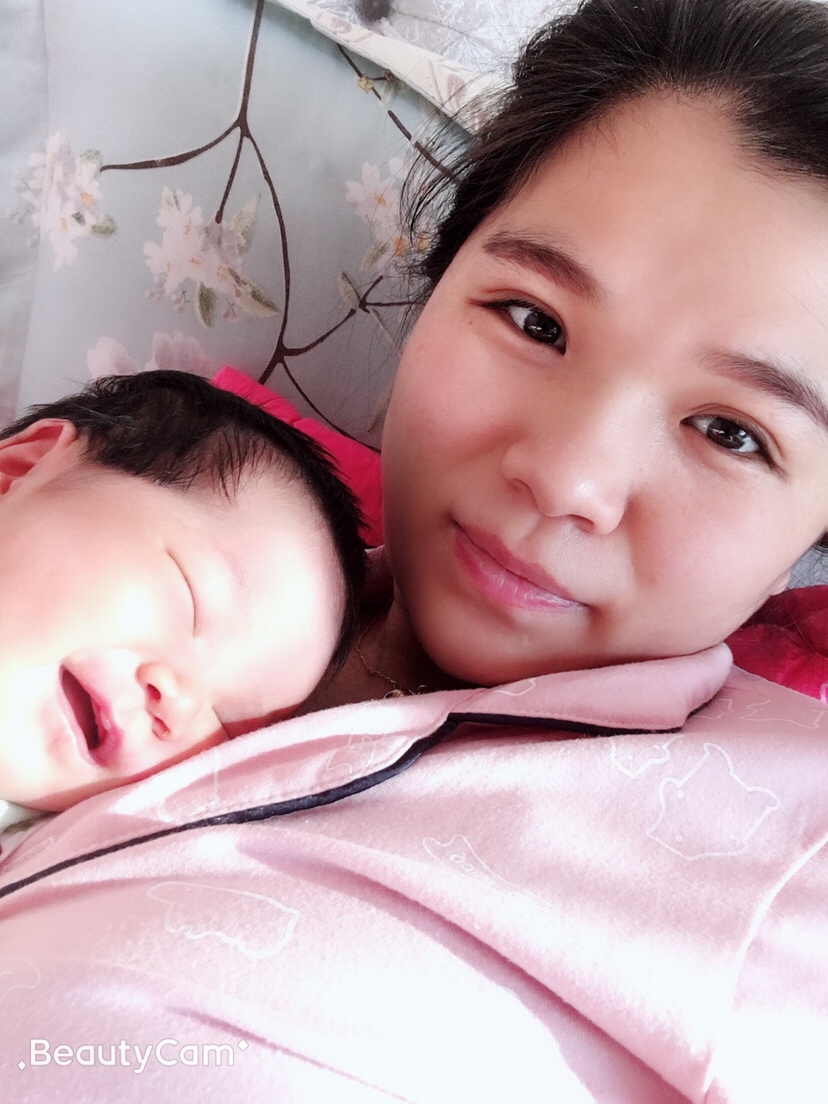 😂。喜欢睡着了偷着笑。爸爸一回来就趴爸爸身上