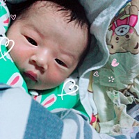 经历了生两个孩子的痛苦顺转剖疼的死去活来迎来了一个小帅哥 可是又被检查出黄疸来了 好担心