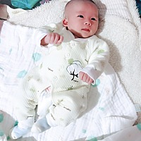 宝贝儿子今天满月啦