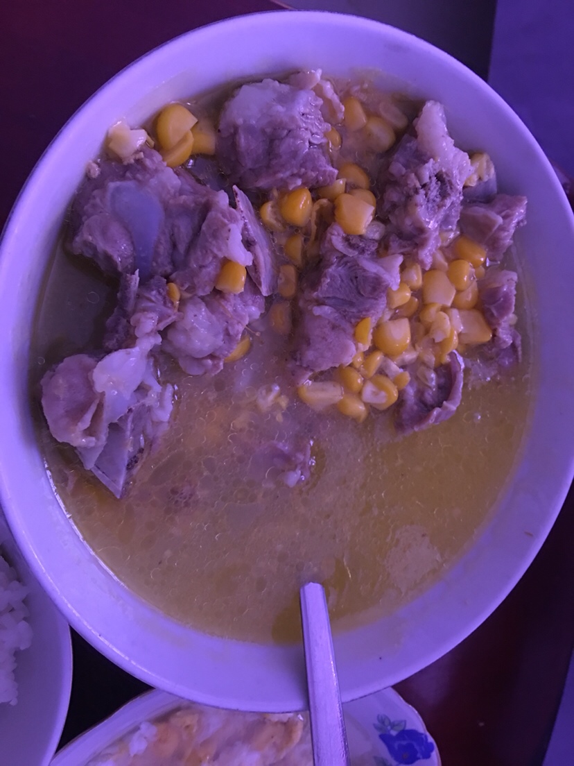 玉米粒炖排骨汤