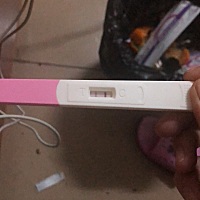 一个星期前和昨天的验孕棒都显示怀孕，今天去做了B超没有看到孕囊，哪位知道怎么回事吗