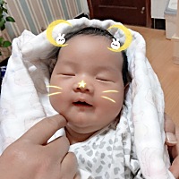 宝宝左眼一直有黄色眼屎怎么办？睡一觉眼睛就睁不开了，有什么解决办法？