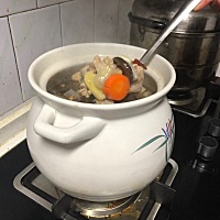 大孩子刚写完作业，孩子作业每天好多哦、老公下班给我煮的汤，又打了点米糊也算刚吃饭吧、