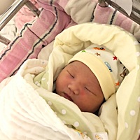 八斤二两女宝贝，宫缩了之后来医院太大才临时决定剖腹产，自己的宝贝怎样都最可爱噢……