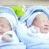 顺产双胎男宝(打了无痛)感觉没怎么痛就生出来了……心情美丽