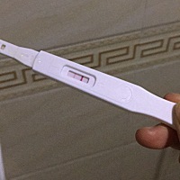 二胎哦。  这个月2号来的月经，白带呈褐色略带一点血，测出来怀孕，才十天左右，不知道是宫内还是宫外，...