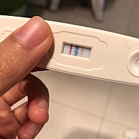 请各位小姐姐帮我看一下 这是怀孕了吗 上月月经周期是三天 18/19/20 然后26和27同房了 月经已经推迟了四...