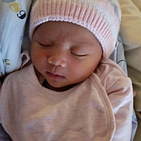 各位宝妈，宝宝出生一个月了额头有个红印还没有消，想知道有没有消了的宝宝，大概多久能消🙏🙏