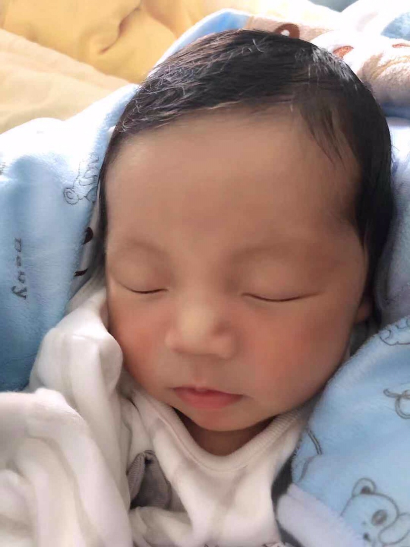 宝贝13天了。刚出生的第一天皱巴巴的很丑，现在顺眼一点了